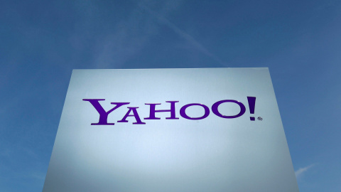 El logotipo de Yahoo, frente a un edificio en Rolle, Suiza. REUTERS / Denis Balibouse