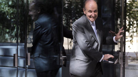 El abogado de la infanta Cristina, Miquel Roca, a su salida de la Audiencia Nacional tras declarar como testigo por la supuesta extorsión para que Manos Limpias retirara su acusación contra la hermana de Felipe VI. EFE/Emilio Naranjo El abogado de la infanta Cristina, Miquel Roca, a su salida de la Audiencia Nacional tras declarar como testigo por la supuesta extorsión para que Manos Limpias retirara su acusación contra la hermana de Felipe VI. EFE/Emilio Naranjo