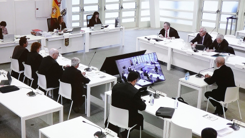 Vista general del juicio por el accidente del Alvia visto desde la pantalla por la que los medios de comunicación lo observan, en la Cidade de la Cultura de Santiago de Compostela, a 6 de octubre de 2022. Vista general del juicio por el accidente del Alvia visto desde la pantalla por la que los medios de comunicación lo observan, en la Cidade de la Cultura de Santiago de Compostela, a 6 de octubre de 2022.