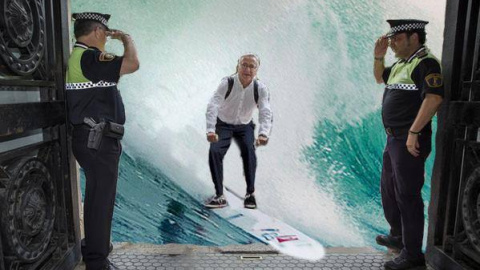 'Meme' del alcalde de Valencia, Joan Ribó (Compromís) , entrando (con su bici) en el Ayuntamiento. Foto: TWITTER