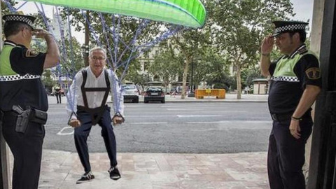 'Meme' del alcalde de Valencia, Joan Ribó (Compromís) , entrando (con su bici) en el Ayuntamiento. Foto: TWITTER