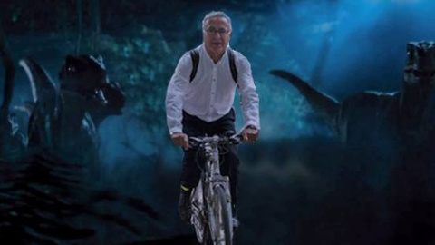 'Meme' del alcalde de Valencia, Joan Ribó (Compromís) , entrando (con su bici) en el Ayuntamiento. Foto: TWITTER