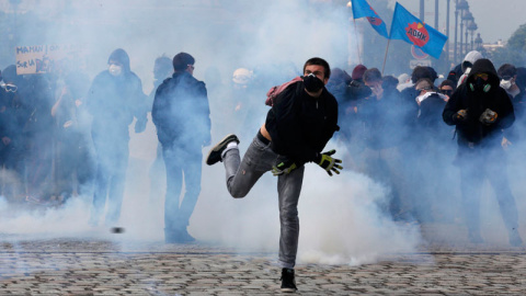 Un joven lanza un objeto a las fuerzas de seguridad en París. / PHILIPPE WOJAZER (REUTERS) Un joven lanza un objeto a las fuerzas de seguridad en París. / PHILIPPE WOJAZER (REUTERS)