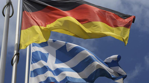 Las banderas alemana y griega ondea en el Consejo de Europa, en Estrasburgo. / EFE Las banderas alemana y griega ondea en el Consejo de Europa, en Estrasburgo. / EFE