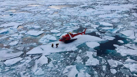 Un helicóptero sueco recoge un dispositivo registrador científico con datos valiosos sobre los movimientos de la vida marina del Ártico. REUTERS Un helicóptero sueco recoge un dispositivo registrador científico con datos valiosos sobre los movimientos de la vida marina del Ártico. REUTERS