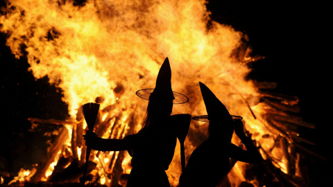 La fiesta de San Juan tiene lugar el día 24 de junio, pero en España la noche de las hogueras se encienden tanto la noche del 23 al 24 como en la del 24 al 25. Anoche, en diferentes ciudades del país como Valencia, Mallorca, A Coruña y Barc