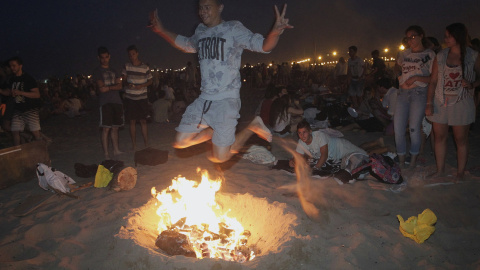 Muchas de las tradiciones de esta noche son particulares de cada zona, pero hay otras que son comunes para la mayoría de los participantes: el salto de las hogueras en las playas para que se cumplan los deseos que pronuncien, el salto de la