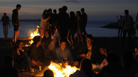 Miles de españoles han disfrutado de esta noche mágica. Sólo en A Coruña han acudido más de 150.000 personas, la mayoría en las playas de Riazor y Orzán./ REUTERS