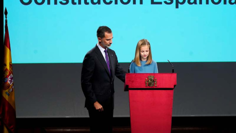 La princesa Leonor pronuncia sus primeras palabras en público bajo la supervisión de su padre, Felipe VI. (JUAN MEDINA | REUTERS) La princesa Leonor pronuncia sus primeras palabras en público bajo la supervisión de su padre, Felipe VI. (JUAN MEDINA | REUTERS)