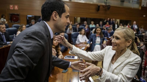 La candidata del PP, Cristina Cifuentes, saluda al candidato de Ciudadanos, Ignacio Aguado, al inicio de segunda y decisiva jornada del pleno de investidura de Cifuentes como presidenta de la Comunidad de Madrid. /EFE La candidata del PP, Cristina Cifuentes, saluda al candidato de Ciudadanos, Ignacio Aguado, al inicio de segunda y decisiva jornada del pleno de investidura de Cifuentes como presidenta de la Comunidad de Madrid. /EFE