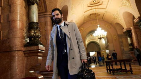 El president del Parlament, Roger Torrent, als passadissos de la cambra aquest divendres. / EFE El president del Parlament, Roger Torrent, als passadissos de la cambra aquest divendres. / EFE