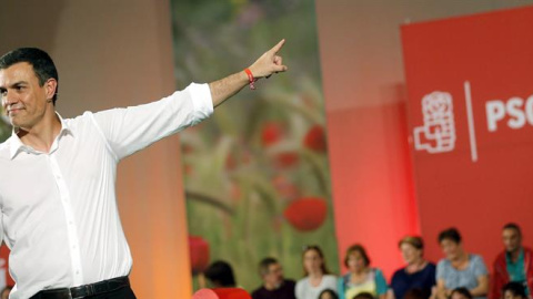 El candidato del PSOE a la Presidencia del Gobierno, Pedro Sánchez, durante el mitin de este martes en Oviedo. EFE/ José Luis Cereijido. El candidato del PSOE a la Presidencia del Gobierno, Pedro Sánchez, durante el mitin de este martes en Oviedo. EFE/ José Luis Cereijido.