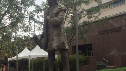 La estatua de Cristóbal Colón fue retirada del parque Grand de Los Ángeles en noviembre de 2018 ante el júbilo de un centenar de asistentes. / AITANA VARGAS La estatua de Cristóbal Colón fue retirada del parque Grand de Los Ángeles en noviembre de 2018 ante el júbilo de un centenar de asistentes. / AITANA VARGAS