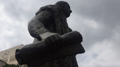 La estatua de Cristóbal Colón fue retirada del parque Grand de Los Ángeles en noviembre de 2018 ante el júbilo de un centenar de asistentes. / AITANA VARGAS La estatua de Cristóbal Colón fue retirada del parque Grand de Los Ángeles en noviembre de 2018 ante el júbilo de un centenar de asistentes. / AITANA VARGAS