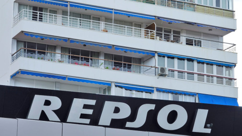Detalle del logotipo de Repsol en una gasolinera en Málaga. EFE/ Mauritz Antin Detalle del logotipo de Repsol en una gasolinera en Málaga. EFE/ Mauritz Antin