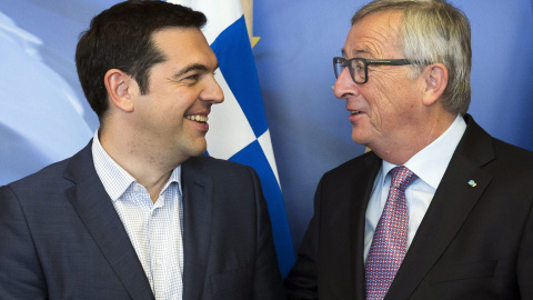 El presidente de la Comisión Europea, Jean-Claude Juncker (dcha), recibe al primer ministro griego, Alexis Tsipras, antes de unirse éste a una reunión sobre Grecia en Bruselas (Bélgica)./ EFE / JULIEN WARNAND El presidente de la Comisión Europea, Jean-Claude Juncker (dcha), recibe al primer ministro griego, Alexis Tsipras, antes de unirse éste a una reunión sobre Grecia en Bruselas (Bélgica)./ EFE / JULIEN WARNAND