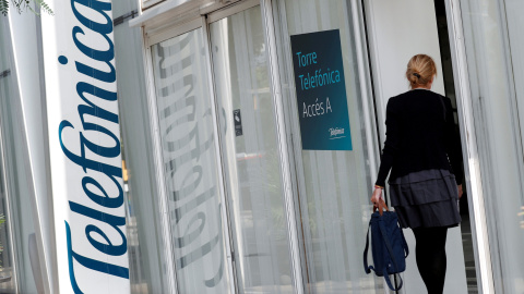 Una mujer entra en la sede de Telefónica en Barcelona. REUTERS/Albert Gea Una mujer entra en la sede de Telefónica en Barcelona. REUTERS/Albert Gea