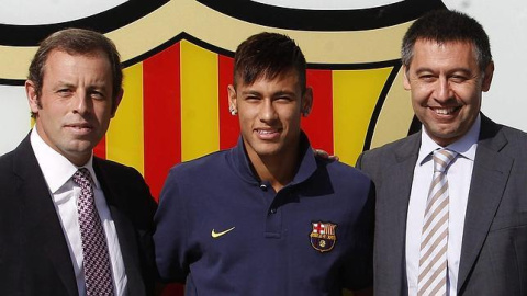 Neymar, entre Rosell y Bartomeu./EFE Neymar, entre Rosell y Bartomeu./EFE