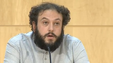 El concejal del Ayuntamiento de Madrid, Guillermo Zapata, durante una rueda de prensa en la que ha anunciado su renuncia como responsable de Cultura y Deportes municipal para no "condicionar" al Gobierno encabezado por Manuela Carmena tras El concejal del Ayuntamiento de Madrid, Guillermo Zapata, durante una rueda de prensa en la que ha anunciado su renuncia como responsable de Cultura y Deportes municipal para no "condicionar" al Gobierno encabezado por Manuela Carmena tras