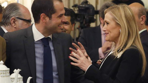 Cristina Cifuentes, conversa con el portavoz de C's en la Comunidad de Madrid, Ignacio Aguado, durante el desayuno informativo de Albert Rivera. EFE/Paco Campos
