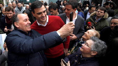 Pedro Sánchez, acompañado por José Ramón Gómez Besteiro (izquierda). / EFE