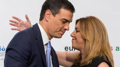 La presidenta de la Junta de Andalucía, Susana Díaz, y el secretario general del PSOE y candidato a la Presidencia del Gobierno de España, Pedro Sánchez, se saludan después de que la presidenta andaluza le presentara en el desayuno informat