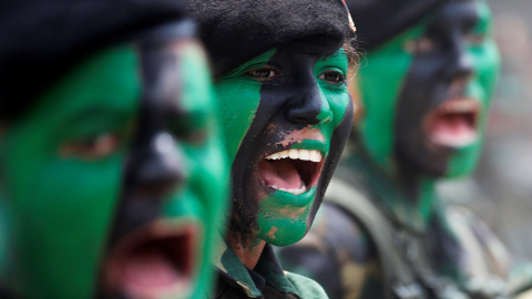Soldados con la cara pintada marchan durante el desfile militar que conmemora el 205º aniversario de la independencia de Venezuela en Caracas. REUTERS/Carlos Jasso.