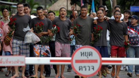 Seis activistas gritan sus lemas al salir de la prisión de Remand, en Bangkok, después de que un tribunal militar tailandés ordenase su puesta en libertad el pasado martes. REUTERS/Chaiwat Subprasom.
