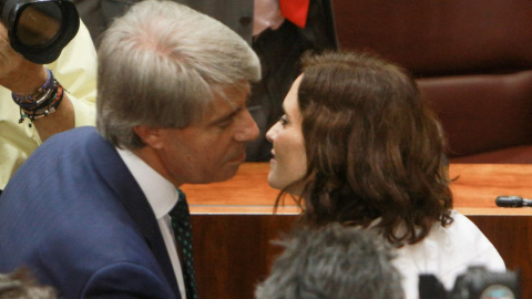 Ángel Garrido besa a Isabel Díaz Ayuso en una imagen de archivo. EP