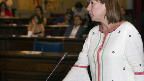 La socialista Francina Armengol jura su cargo durante la sesión de constitución del Parlamento Balear. EFE/Montserrat T. Díez