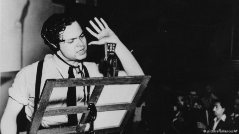 Orson Welles desató en pánico con un boletín ficticio de la cadena CBS en vísperas de Halloween. Orson Welles desató en pánico con un boletín ficticio de la cadena CBS en vísperas de Halloween.