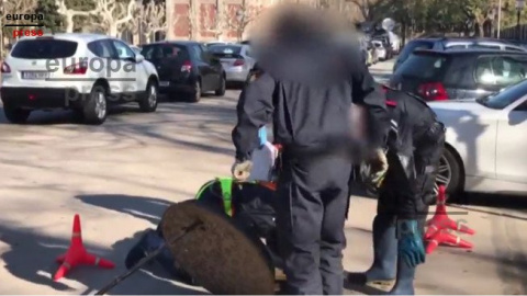 Agents de la policia espanyola inspeccionen clavegueres al Parc de la Ciutadella