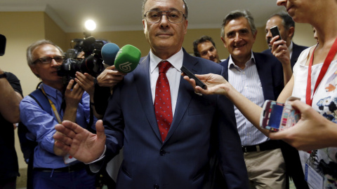 El gobernador del Banco de España, Luis Maria Linde, a su llegada a la Comisión de Economía del Congreso. REUTERS/Susana Vera El gobernador del Banco de España, Luis Maria Linde, a su llegada a la Comisión de Economía del Congreso. REUTERS/Susana Vera