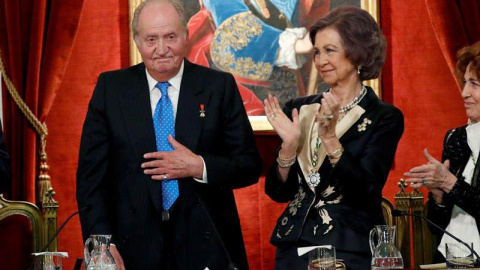 El rey Juan Carlos junto a la reina Sofía, durante el acto académico con el que la Real Academia de la Historia rinde homenaje a don Juan Carlos con motivo de su 80 aniversario. JUANJO MARTÍN (EFE) El rey Juan Carlos junto a la reina Sofía, durante el acto académico con el que la Real Academia de la Historia rinde homenaje a don Juan Carlos con motivo de su 80 aniversario. JUANJO MARTÍN (EFE)