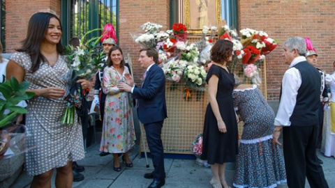 La vicealcaldesa de Madrid, Begoña Villacís, el alcalde de Madrid, José Luis Martínez-Almeida, y la presidenta de la Comunidad de Madrid, Isabel Díaz Ayuso, participan en la ofrenda floral ante el cuadro de la Virgen de la Paloma en la capi La vicealcaldesa de Madrid, Begoña Villacís, el alcalde de Madrid, José Luis Martínez-Almeida, y la presidenta de la Comunidad de Madrid, Isabel Díaz Ayuso, participan en la ofrenda floral ante el cuadro de la Virgen de la Paloma en la capi
