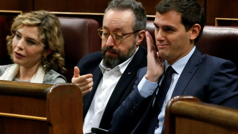 El presidente de Ciudadanos, Albert Rivera, junto al portavoz de la formación, Juan Carlos Girauta (c), y la diputada Marta Martín (i), escucha la intervención del secretario general de Podemos, Pablo Iglesias, durante la segunda jornada de El presidente de Ciudadanos, Albert Rivera, junto al portavoz de la formación, Juan Carlos Girauta (c), y la diputada Marta Martín (i), escucha la intervención del secretario general de Podemos, Pablo Iglesias, durante la segunda jornada de