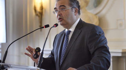 El presidente del Banco Popular, Ángel Ron, durante su intervención hoy en el curso de verano organizado por la Asociación de Periodistas de Información Económica (APIE) en la UIMP. EFE/Pedro Puente Hoyos El presidente del Banco Popular, Ángel Ron, durante su intervención hoy en el curso de verano organizado por la Asociación de Periodistas de Información Económica (APIE) en la UIMP. EFE/Pedro Puente Hoyos