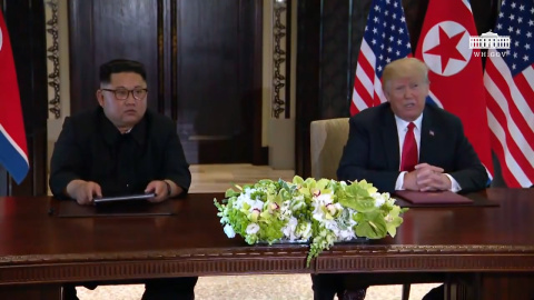 Trump firma un documento con Kim al final de la cumbre Trump firma un documento con Kim al final de la cumbre