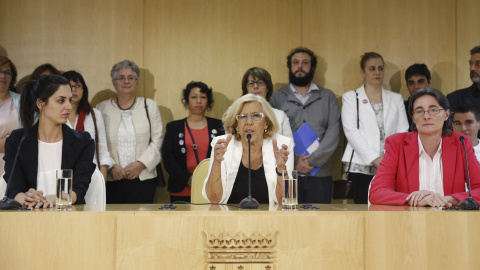 La nueva alcaldesa de Madrid, Manuela Carmena (c), junto a su número 2, Marta Higueras (d), la portavoz del Gobierno, Rita Maestre (i), y el resto de concejales del grupo (detrás), entre los que se encuentra Guillermo Zapata.- EFE La nueva alcaldesa de Madrid, Manuela Carmena (c), junto a su número 2, Marta Higueras (d), la portavoz del Gobierno, Rita Maestre (i), y el resto de concejales del grupo (detrás), entre los que se encuentra Guillermo Zapata.- EFE