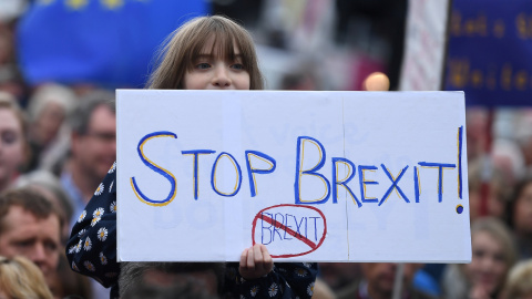 Manifestaciones contrarios al Brexit en una concentración en Belfast. - REUTERS Manifestaciones contrarios al Brexit en una concentración en Belfast. - REUTERS