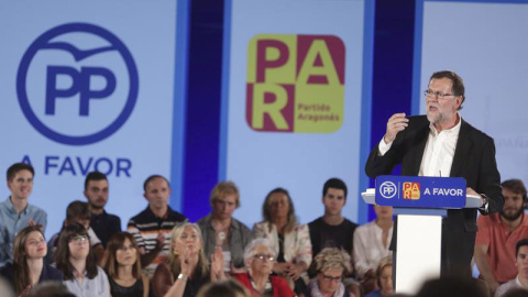 El líder del PP, Mariano Rajoy, durante su intervención en el mitin que ha ofrecido hoy en Zaragoza. EFE/Javier Cebollada