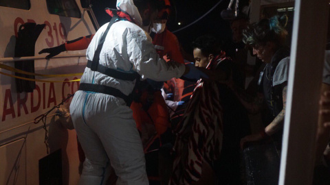 Una de las personas evacuadas esta madrugada del Open Arms por problemas de salud.- PROACTIVA OPEN ARMS Una de las personas evacuadas esta madrugada del Open Arms por problemas de salud.- PROACTIVA OPEN ARMS