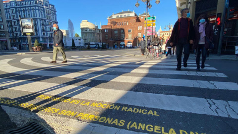 Frase de Ángela Davis en un paso de peatones en la ciudad de León. Frase de Ángela Davis en un paso de peatones en la ciudad de León.