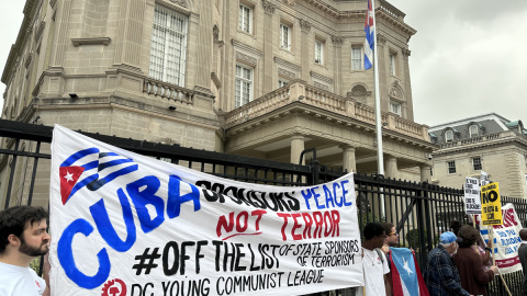 26/09/23-Personas se manifiestan frente a la embajada de Cuba en Washington (EEUU), a 25 de septiembre de 2023. 26/09/23-Personas se manifiestan frente a la embajada de Cuba en Washington (EEUU), a 25 de septiembre de 2023.