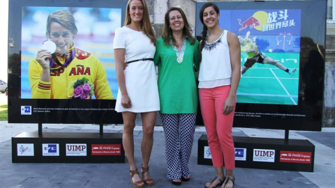 Carolina Marín, junto a la nadadora Mireia Belmonte y Ana Muñoz, directora general de Deportes. /EP Carolina Marín, junto a la nadadora Mireia Belmonte y Ana Muñoz, directora general de Deportes. /EP