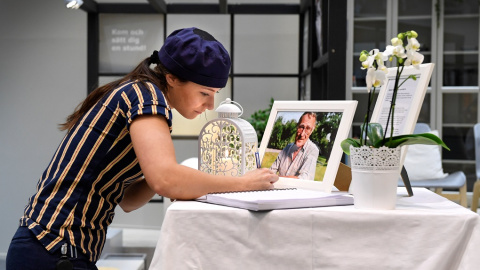 Una empleada firma en el libro de condolencias colocado a la emtrada de la tienda de Ikea en Estocolmo. REUTERS