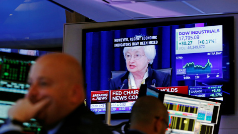 Un monitor de televisión en el patio de negociación de la nolsa de Wall Street, en Nueva York, durante la rueda de prensa de la presidenta de la Reserva Federal de EEUU, Janet Yellen. REUTERS/Lucas Jackson