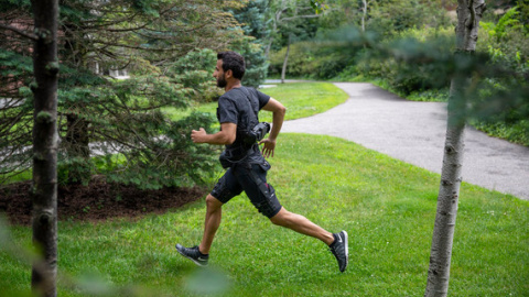 El exotraje portátil del equipo está hecho de componentes textiles que se usan en la cintura y los muslos, y un sistema de accionamiento móvil conectado a la parte inferior de la espalda. El exotraje portátil del equipo está hecho de componentes textiles que se usan en la cintura y los muslos, y un sistema de accionamiento móvil conectado a la parte inferior de la espalda.