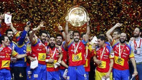 La selección española de balonmano levanta el trofeo que le acredita como campeona de Europa. /EFE La selección española de balonmano levanta el trofeo que le acredita como campeona de Europa. /EFE