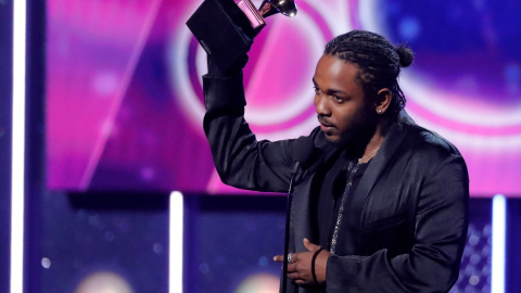 Kendrick Lamar recoge el premio al mejor álbum de rap, 'Damn'.- REUTERS